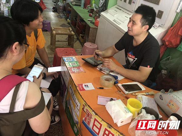 长春镇实践团成员与当地商户深度访谈.jpg