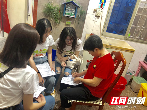 牙城镇实践团成员与村民深度交流.jpg